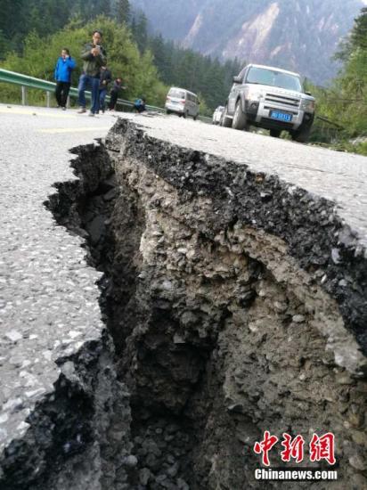 8月8日21时19分在四川阿坝州九寨沟县发生7.0级地震，震源深度20千米。图为震后松潘至九寨沟的观光公路出现裂缝。冯正 摄