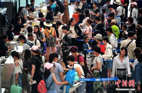 资料图:昆明长水国际机场候机厅里办理登机手续的旅客。<a target='_blank' href='http://www.chinanews.com/'>中新社</a>记者 李进红 摄 资料图:昆明长水国际机场候机厅里办理登机手续的旅客。<a target='_blank' href='http://www.chinanews.com/'>中新社</a>记者 李进红 摄