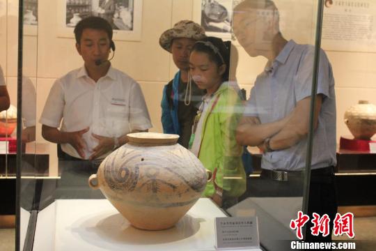 资料图:马家窑彩陶精品在嘉峪关长城博物馆展出,吸引许多市民、游客前来观赏。 徐雪 摄 资料图:马家窑彩陶精品在嘉峪关长城博物馆展出,吸引许多市民、游客前来观赏。 徐雪 摄