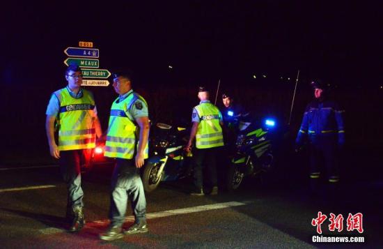 8��14����20ʱ30�����ң���λ�ڰ����Զ�60�๫�����������ʡС����������(Sept-Sorts)��һ�����Ӽ�ʻһ�������������������ײ�ڵ���һ�Ҳ͹���¶̨�ò͵Ŀ��ˣ����һ��13��Ůͯ�������������3��ĵܵ�������Σ������4�����ˣ�8�����ˡ�Ŀǰ��������ʱ�ų��ֲ�Ϯ���Ŀ����ԡ�ͼΪ�ܱ������ڵ�·���迨�������·��ֳ��� <a target='_blank' href='http://www.chinanews.com/'>������</a>���� ������ ��