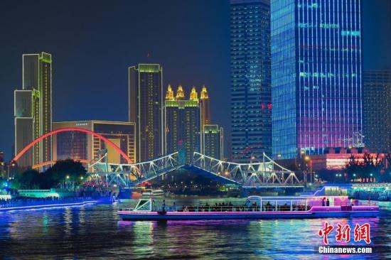 8月17日晚，第十三届全运会即将开幕，“点亮海河”活动在天津海河两畔的进行了彩排、预演。 中新社记者 佟郁 摄