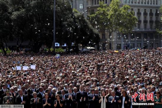 当地时间8月18日，西班牙巴塞罗那举行恐袭遇难者默哀仪式，西班牙国王费利佩六世和首相拉霍伊亲临现场与群众一同默哀。