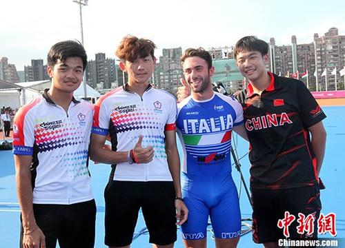 图为赛后潘宇烁(右1)与获得亚军、季军的中华台北队选手(左1， 左2)，以及来自意大利获得第四名(左3)的选手合影留念。 中新社记者 邢利宇 摄
