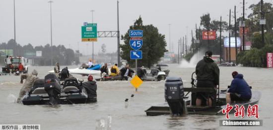 当地时间8月28日，飓风“哈维”令位于美国得克萨斯州的施普灵河水位上涨，淹没了周边的村庄。救援人员乘船进入洪水泛滥区域营救受困居民。