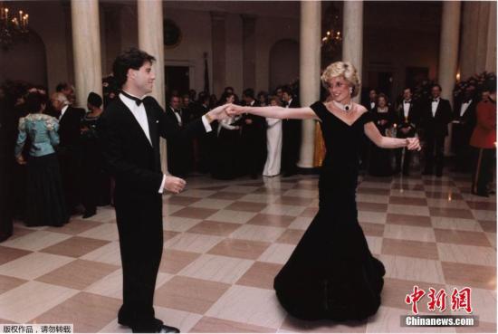 1985年11月9日，演员约翰·特拉沃尔塔在华盛顿的白宫晚宴上与戴安娜王妃共舞。钟爱珍珠的戴安娜当天身穿露肩鱼尾拖地长裙，配上了到直至现在也非常流行的珍珠choker。这条裙子在1997年6月的佳士得拍卖中以20万美元的价格被拍出。