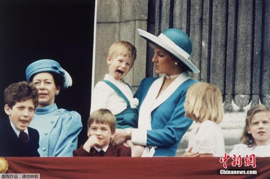 1988年6月11日，戴安娜王妃抱着哈里王子出现在白金汉宫的阳台上，母子俩穿了同色系亲子装。