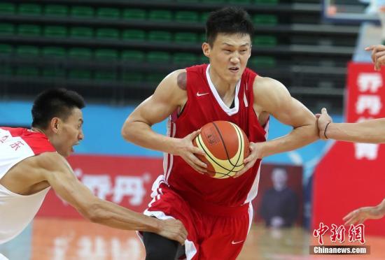 9月4日，天津全运会篮球男子成年组小组赛在东丽体育馆举行，广东队77比64胜上海队。图为广东队周鹏(红)在比赛中。中新社记者 张宇 摄