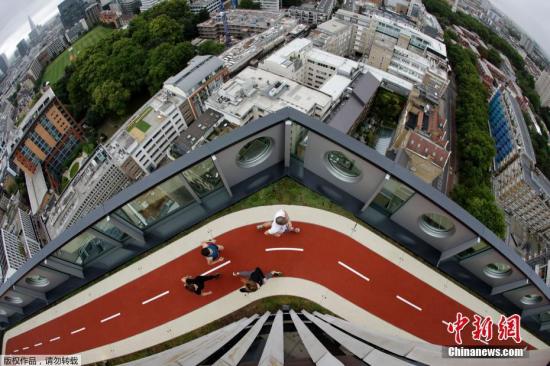 当地时间2017年9月5日，英国伦敦，近日，英国首都伦敦一栋16层的办公大楼楼顶新添置了150米长的屋顶跑道以鼓励上班族锻炼。