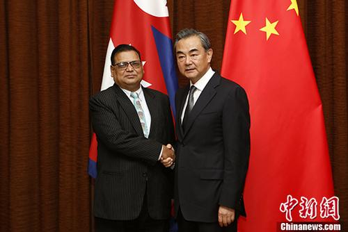 9月7日,中国外交部长王毅(右)在北京同尼泊尔副总理兼外长马哈拉举行会谈。 中新社记者 李慧思 摄 9月7日,中国外交部长王毅(右)在北京同尼泊尔副总理兼外长马哈拉举行会谈。 中新社记者 李慧思 摄