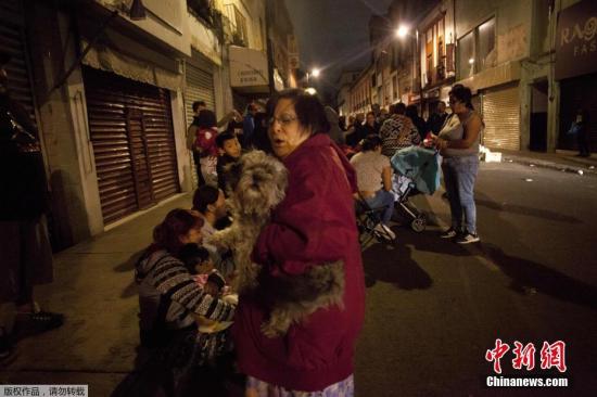北京时间8日12时49分左右,墨西哥南部海域发生强震,美国地质勘探局将震级上调为8.1级。墨西哥首都震感强烈,市民抱着宠物街头避险。 北京时间8日12时49分左右,墨西哥南部海域发生强震,美国地质勘探局将震级上调为8.1级。墨西哥首都震感强烈,市民抱着宠物街头避险。
