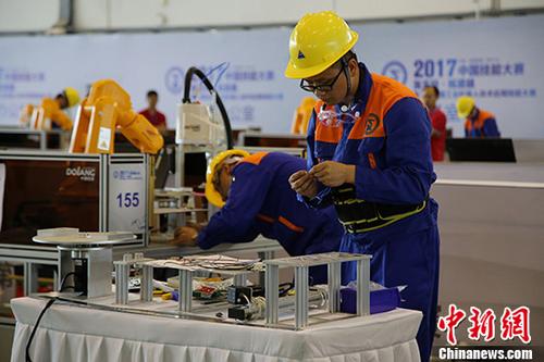 2017年中国技能大赛—“埃夫特·栋梁杯”第二届全国工业机器人技术应用技能大赛决赛8日在安徽省芜湖市举办，吸引来自全国28个省(区、市)、12家国有骨干企业选拔推荐的182名选手参加，300多台机器人同步操作，这也是目前中国智能制造领域规模最大的赛事。 <a target='_blank' href='http://www.chinanews.com/'>中新社</a>记者 赵强 摄