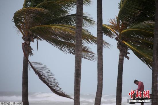 当地时间9月10日，飓风“艾尔玛”前锋抵达美国佛罗里达州沿海地区。根据美国国家飓风中心公布的最新消息，“艾尔玛”再度升级为4级飓风。