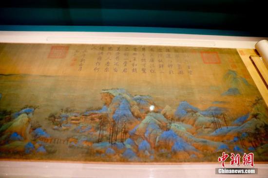 9月11日,北京故宫“千里江山——历代青绿山水画特展”正在紧张布展。中新社记者 杜洋 摄 9月11日,北京故宫“千里江山——历代青绿山水画特展”正在紧张布展。中新社记者 杜洋 摄