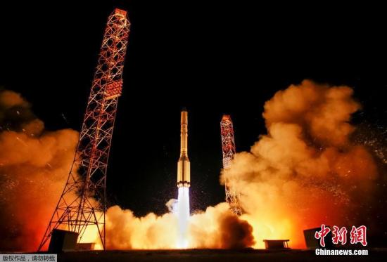 资料图：当地时间2017年9月12日，俄罗斯“质子-M”重型运载火箭携带西班牙通信卫星Amazonas-5 ，从拜科努尔航天发射场发射升空。