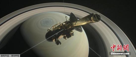 在星际飞行13年之后，“卡西尼”号没有足够的动力改变航行方向，为了避免它坠入可能存在外星生命的土星卫星上，科学家们决定让它在土星大气层中坠落陨灭。图为艺术家绘制的“卡西尼”号探索土星的概念图。
