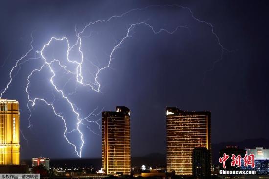2017年9月13日，美国内华达州拉斯维加斯市，一场雷雨席卷这座城市，夜空被闪电“撕破”。