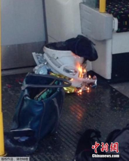 当地时间9月15日，英国伦敦地铁西伦敦区发生一起爆炸事件，部分乘客在踩踏事故中受伤，也有人面部被烧伤。图为视频监控拍摄的发生燃烧的不明物体。