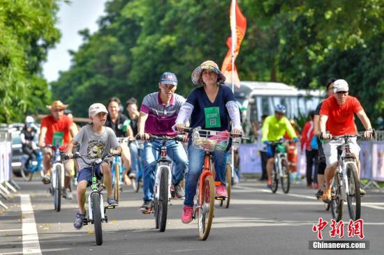 People go to work or school by bikes in Hainan Province. (File photo/China News Service)