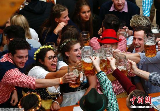 当地时间9月16日，第184届德国慕尼黑啤酒节开幕，这一世界上最大的啤酒节将从9月16日持续至10月3日。