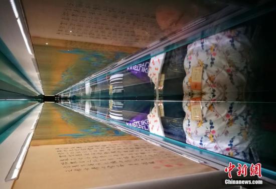 9月18日，北京故宫博物院的专家和业务人员排起长队，利用周一闭馆日时间到午门观摩学习难得一见的北宋名画《千里江山图》。本月15日，故宫年度大展《千里江山——历代青绿山水画特展》拉开帷幕，诸多传世名作亮相，而堪比《清明上河图》的北宋名画《千里江山图》，更是备受关注。几天来，“冲刺”看名画的“故宫跑”，再次成为热词。中新社记者 杨可佳 摄