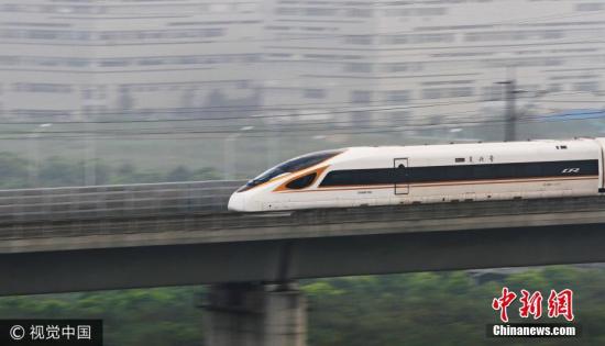 图为“复兴号”动车组列车以时速350公里高速经过江苏省常州市。 图片来源：视觉中国