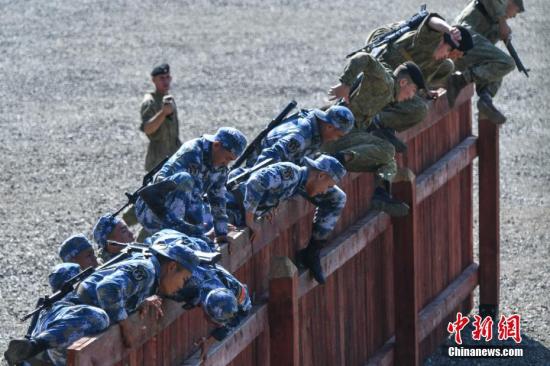 资料图为中俄双方海军陆战队员翻越围墙障碍。<a target='_blank' href='http://www.chinanews.com/'>中新社</a>记者任东摄