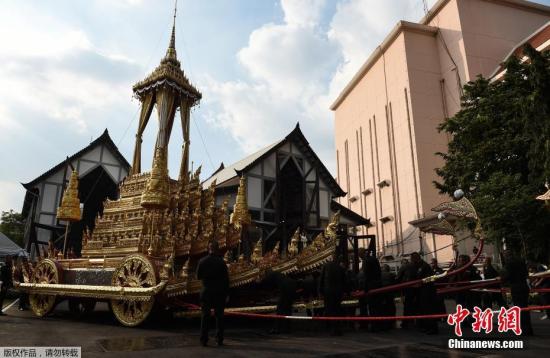 当地时间2017年9月21日，泰国曼谷，一辆造型精美的“战车”亮相，该车将用于泰国已故国王普密蓬火化仪式时的灵柩运送。