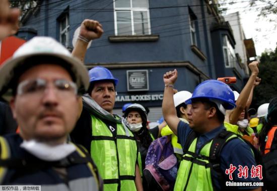 当地时间9月21日，墨西哥首都墨西哥城地震救援人员举起拳头示意保持安静，这样才能更好的听到废墟下的声音。这个手势迅速流传，有网友说握拳高举既能示意肃静，也代表坚强和希望。19日中午发生在墨西哥中部的7.1级地震已造成至少245人遇难。图为救援人员在废墟上举起拳头，示意周边安静。