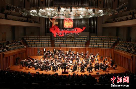 9月27日,2017“文化中国·全球华人音乐会”在北京国家大剧院举行,为近两千观众献上一场融汇中西、精彩绝伦的艺术盛宴。本次演出阵容近两百人,多为国际知名华裔音乐艺术家以及交响乐权威人士。该音乐会由国务院侨务办公室、中国海外交流协会举办,迄今已成功举办了四届。 <a target='_blank' href='http://www.chinanews.com/'>中新社</a>记者 张宇 摄 9月27日,2017“文化中国·全球华人音乐会”在北京国家大剧院举行,为近两千观众献上一场融汇中西、精彩绝伦的艺术盛宴。本次演出阵容近两百人,多为国际知名华裔音乐艺术家以及交响乐权威人士。该音乐会由国务院侨务办公室、中国海外交流协会举办,迄今已成功举办了四届。 <a target='_blank' href='http://www.chinanews.com/'>中新社</a>记者 张宇 摄