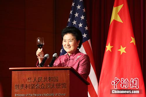 当地时间9月27日晚,正在华盛顿出席首轮中美社会和人文对话的中国国务院副总理刘延东出席中国驻美国使馆2017年国庆招待会。图为刘延东举杯祝酒。 中新社记者 邓敏 摄 当地时间9月27日晚,正在华盛顿出席首轮中美社会和人文对话的中国国务院副总理刘延东出席中国驻美国使馆2017年国庆招待会。图为刘延东举杯祝酒。 中新社记者 邓敏 摄