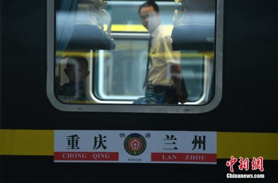 一小孩正在K4515次列车车厢内玩耍。陈超 摄 一小孩正在K4515次列车车厢内玩耍。陈超 摄