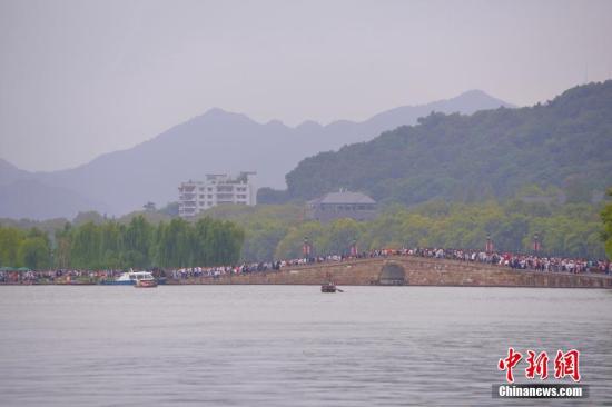 10月3日，国庆长假第三天，参观西湖断桥的游客络绎不绝。 记者 李晨韵 摄