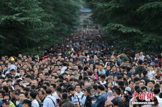 10月3日，大批游客涌进南京中山陵参观。 记者 泱波 摄
