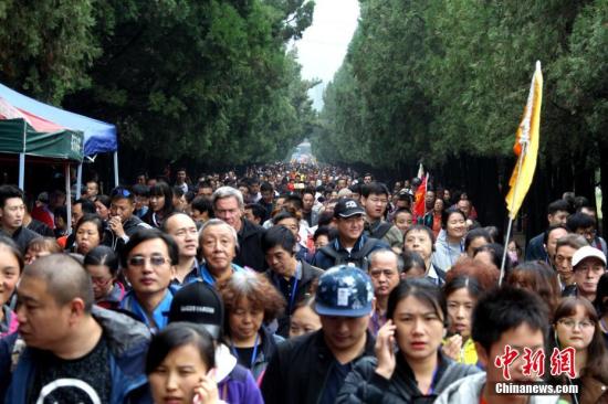 资料图：国庆长假，河南登封少林寺景区迎来客流高峰。 中新社记者 王中举 摄
