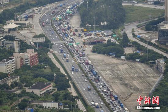资料图：京珠高速钟落潭至太和路段大批车辆缓慢行驶。 记者 陈骥�F 摄
