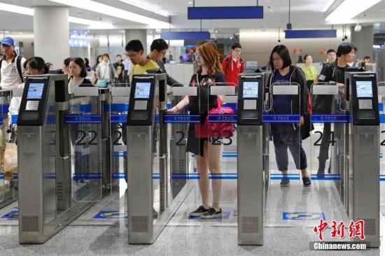 资料图：上海虹桥国际机场办理入境手续的民众。中新社记者 殷立勤 摄