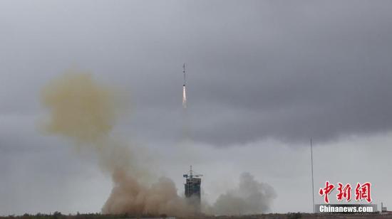 10月9日12时13分，中国长征二号丁运载火箭从酒泉卫星发射中心顺利升空，将委内瑞拉遥感卫星二号成功送入预定轨道。发 长城公司供图