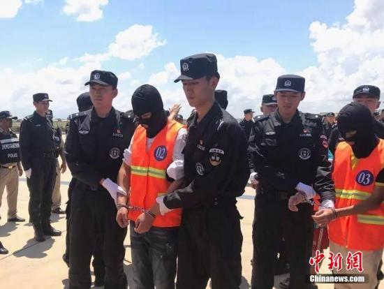 10月12日，70余名在柬埔寨涉嫌网络诈骗的中国嫌犯，在柬移民局警方和中国警方押送下从金边机场被遣返。<a target='_blank' href='http://www.chinanews.com/'>中新社</a>记者 钟欣 摄