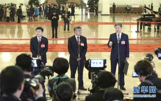 10月18日，中国共产党第十九次全国代表大会在北京人民大会堂开幕。这是开幕会前，王恩东、谢春涛、张瑞敏代表(自左至右)接受采访。新华社记者 殷刚 摄 图片来源：新华网