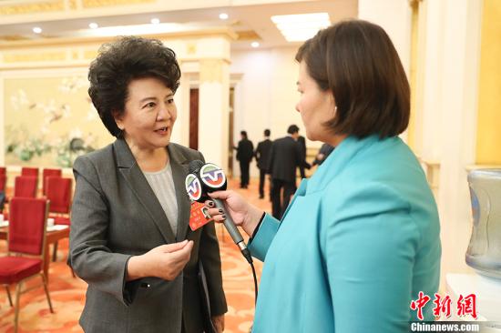 10月19日,中国共产党第十九次全国代表大会中央国家机关代表团讨论向中外记者开放。图为十九大代表、国务院侨办主任裘援平在会后接受记者采访。 记者 盛佳鹏 摄 10月19日,中国共产党第十九次全国代表大会中央国家机关代表团讨论向中外记者开放。图为十九大代表、国务院侨办主任裘援平在会后接受记者采访。 记者 盛佳鹏 摄