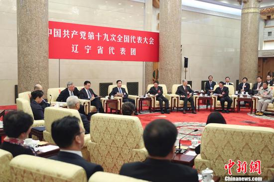 10月19日,中国共产党第十九次全国代表大会部分代表团讨论向中外记者开放。图为辽宁省代表团在讨论。 <a target='_blank' href='http://www.chinanews.com/'>中新社</a>记者 盛佳鹏 摄 10月19日,中国共产党第十九次全国代表大会部分代表团讨论向中外记者开放。图为辽宁省代表团在讨论。 <a target='_blank' href='http://www.chinanews.com/'>中新社</a>记者 盛佳鹏 摄