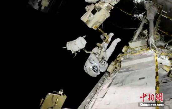 资料图：当地时间2017年10月20日，国际空间站的宇航员进行太空行走，更换了出现问题的机器手臂。