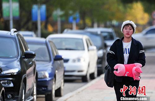 10月23日，辽宁沈阳，市民带着暖手宝在寒冷的天气出行。 记者 于海洋 摄