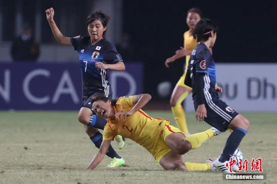 10月25日晚，在南京举行的2017亚足联U19女足锦标赛半决赛中，中国队（黄色上衣）0比5不敌日本队。 泱波 摄