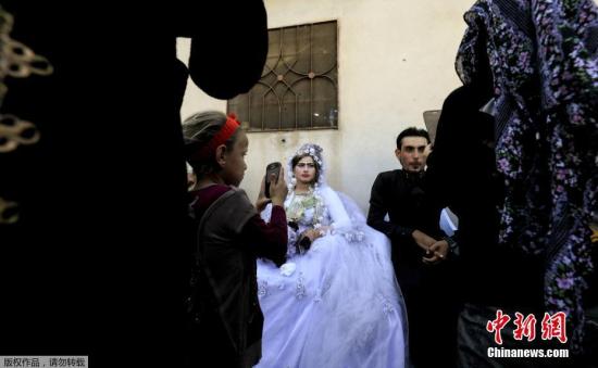 资料图：当地时间2017年10月27日，叙利亚拉卡，“叙利亚民主军”从恐怖组织“伊斯兰国”手中全面解放东部城市拉卡后，该地区第一对新人婚礼举行，当地民众们参加婚礼载歌载舞，为新人们庆祝。