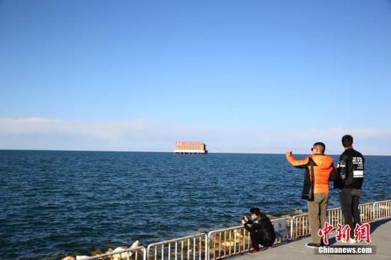Photo taken on Nov. 1, 2017 shows Qinghai Lake, China's largest inland saltwater lake, in northwest China's Qinghai Province. (File photo/China News Service)
