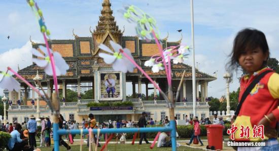 11月2日，为期三天柬埔寨“送水节”在金边皇宫对面的的湄公河上拉开序幕，约300万人次的国内外游客狂欢金边。图为金边皇宫广场摆摊的小姑娘。
<a target='_blank' href='http://www.chinanews.com/'>中新社</a>记者 黄耀辉 摄