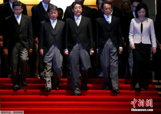 资料图：日本首相安倍晋三和其内阁成员