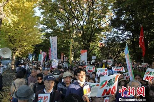 11月3日是日本“和平宪法”公布71周年纪念日，在位于东京永田町的国会前，4万日本民众走上街头，高喊“反对‘修宪’”“守护‘第九条’”等口号，进行游行。/p中新社记者 吕少威 摄