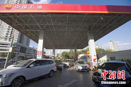 11月2日，两连涨山西太原，油价迎年车辆正在加油站加油。最新周成<strong></strong><a target='_blank' href='http://www.chinanews.com/'>中新社</a>记者 张云 摄